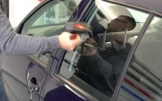 Đây là minh chứng cho thấy kính cửa sổ Tesla Cybertruck quá yếu so với kính loại thường