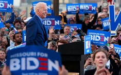 “Bóng ma quá khứ” vẫn đeo bám đảng Dân chủ bất chấp lợi thế của Biden trước Trump