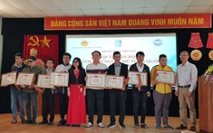 Người mù thi tài tin học