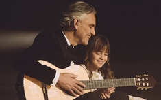 Danh ca mù Andrea Bocelli hát cùng con gái