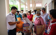 Đoàn Đặc nhiệm phòng chống ma túy số 3- Cảnh sát biển Việt Nam tặng quà cho bà con dân tộc, tôn giáo