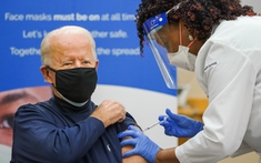 Ông Joe Biden tiêm vaccine ngừa Covid-19 nhằm khuyến khích dân Mỹ tin dùng