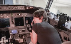 Chuyện lạ: Người phụ nữ hẹn hò với một chiếc Boeing 737-800 trong 6 năm, và sẽ sớm cưới "chàng"