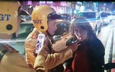 Hà Nội: "Tây" lái xe không đội mũ, bị lực lượng CSGT xử phạt hành chính, kiểm tra nồng độ cồn