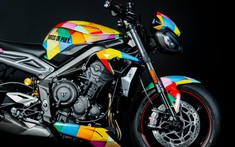 Triumph tiếp tục đưa naked bike Street Triple RS phiên bản Harley Quinn lên phim