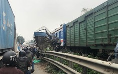Hà Nội: Xe tải gặp tai nạn trên đường sắt bị tàu hỏa vò nát, tài xế may mắn thoát chết