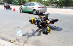 Bình Dương: "Ngựa hoang" Yamaha R6 tan nát sau va chạm với xe taxi ngày mùng 5 Tết