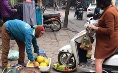 Hà Nội: Điều khiển Honda Lead cán nát mẹt hoa quả của người bán hàng rong, người phụ nữ bị cộng đồng mạng chỉ trích