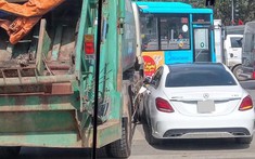 Hà Nội: Va chạm với xe chở rác, xe sang Mercedes-Benz C-Class "toác đầu"