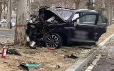 Người đàn ông lái thử xe Lincoln đâm vào cây, 1 người chết và 4 người bị thương