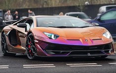 Màu sơn hơn 1,5 tỷ đồng của chiếc Lamborghini Aventador SVJ này là lựa chọn hoàn hảo giữa cam và tím