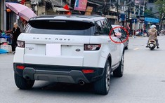 Hà Nội: Mùng 2 Tết, Range Rover Evoque lăn bánh trên đường với cặp gương trang điểm sặc sỡ
