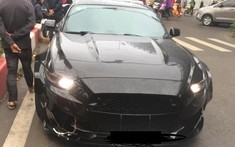 Hà Nội: Va chạm với Honda Air Blade, Ford Mustang hư hỏng phần đầu xe