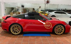 Porsche 911 Targa 4 GTS được chủ lên áo mới đón Tết, logo dưới đế giày của Gucci mới là điểm nhấn