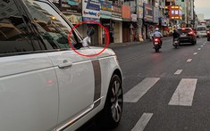 Xe Range Rover di chuyển tại Sài thành trong chiều mùng 2 Tết sử dụng gương của xe máy