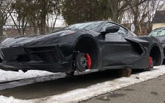 Chevrolet Corvette C8 đầu tiên xuất hiện trên đường phố nhưng 4 bánh xe lại "không cánh mà bay"
