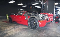 Lái Bugatti Veyron thông thường là chưa đủ nổi bật, YouTuber quyết định để "lộ thiên" phía sau