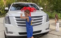 Ngôi sao hành động "The Rock" Dwayne Johnson mua "khủng long" Cadillac Escalade tặng chị dâu