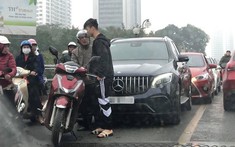 Hà Nội: Mercedes-Benz GLC của trung vệ Duy Mạnh va chạm với Honda SH trên cầu vượt