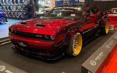 Đây là chuyện xảy ra nếu người Nhật Bản độ xe cơ bắp Dodge Challenger