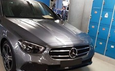 Mercedes-Benz E-Class 2021 lộ diện "bằng xương, bằng thịt" trong nhà máy