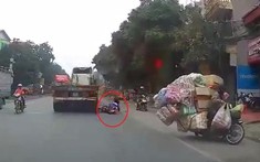 Video: Va chạm với xe máy chở cồng kềnh chạy ngược chiều, nữ sinh suýt "mất Tết" tại Bắc Ninh