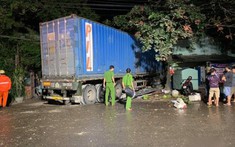 Bình Định: Xe container hạ gục dải phân cách, lao vào nhà dân, tài xế tử vong trong cabin