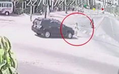 Video: Đi bộ sang đường, người đàn ông bị chiếc Toyota Fortuner tông tử vong tại Bình Dương
