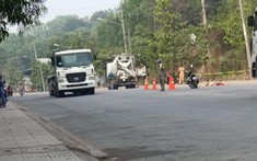 Bình Dương: Xe máy bị xe bồn tông văng lên vỉa hè, 3 mẹ con thương vong
