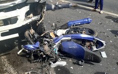 Bình Phước: Xe máy Yamaha Exciter chạy lấn làn, tông ô tô tải, nam thanh niên tử vong