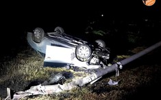 Đồng Nai: Toyota Vios tông gãy cột đèn rồi lật ngửa, nữ tài xế bị thương