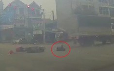Video: Xe máy vượt đèn đỏ, va chạm với ô tô tải, 1 người bị thương nặng tại Hà Nội