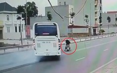 Video người đi xe máy sang đường ẩu khiến ô tô khách "phanh cháy đường" tại Hải Dương