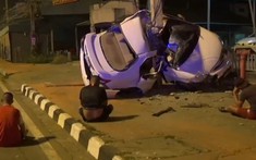 Video: Chiếc Honda Civic bị gãy làm đôi sau khi tông vào cột điện ở tốc độ cao