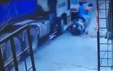Video: Xe container tông nát đuôi ô tô đang đỗ bên đường, 2 vợ chồng đi xe máy suýt "mất Tết" tại Huế