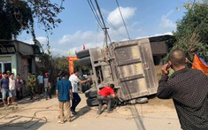 Nghệ An: Rơ-moóc xe đầu kéo lật trúng xe máy, một phụ nữ tử vong