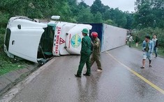 Video: Xe container lật nghiêng vì bị đuôi xe đầu kéo ôm cua văng trúng tại Quảng Bình