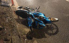 Sài Gòn: Chồng hoa mắt, tông Yamaha Exciter vào cọc tiêu phản quang khiến vợ tử vong