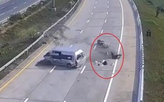 Video: Chiếc minivan tông vào dải ta-luy, 4 người bị hất văng ra khỏi xe trong vụ tai nạn kinh hoàng