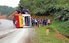 Thái Nguyên: Ôm cua ở tốc độ cao, xe buýt lật nghiêng, một phụ nữ bị thương nặng