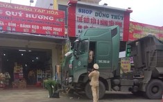 Video: Bất ngờ chạy sang đường, cháu bé bị xe ben tông tử vong tại Thanh Hóa