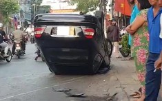 Video: Xe Mercedes-Benz "ngửa bụng" tại Tiền Giang vào sáng mùng 3 Tết vì người lái hoa mắt