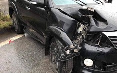 Quảng Ninh: Nổ lốp, Toyota Fortuner lao lên dải phân cách, hạ gục cột đèn vào ngày mùng 1 Tết