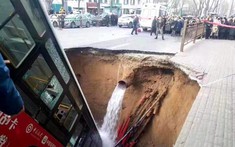 Video: Xe buýt phát nổ sau khi bị "hố tử thần" nuốt chửng khiến 6 người tử vong