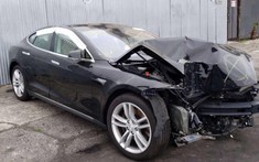 Chứng kiến người Nga sửa chữa như mới chiếc Tesla Model S bị vỡ nát phần đầu