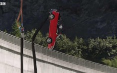 "Thót tim" trước màn nhảy bungee bằng ô tô của người dẫn chương trình Top Gear
