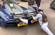 4 người đàn ông "còng lưng" đẩy siêu xe triệu đô Koenigsegg Regera