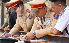 Đeo tai nghe khi đi xe máy, bạn có thể bị phạt tới 1 triệu đồng