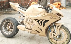 "Cá voi sát thủ" BMW S1000RR làm từ giấy bìa và Honda Wave 110 của Việt Nam được đưa lên báo Tây