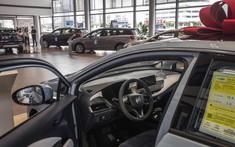 Các đại lý ô tô Trung Quốc tìm kiếm viện trợ vì virus corona làm cho "showroom không bóng người"